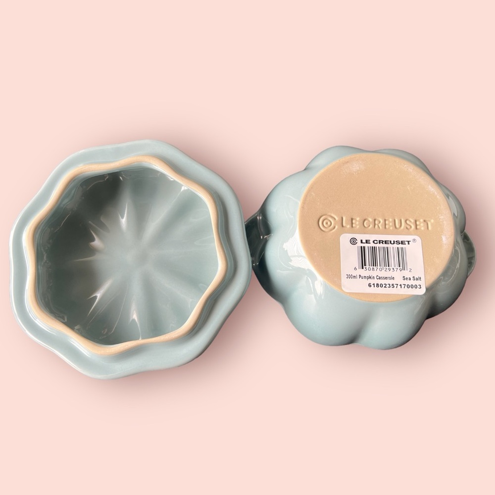 Le Creuset Stoneware Pumpkin Cocotte (Sea Salt) - Picture 4 of 5